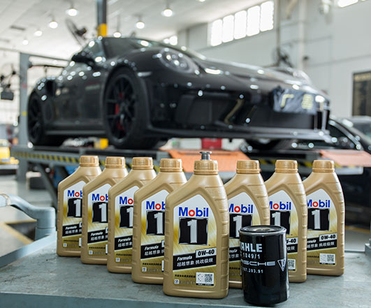 黑色保时捷911 GT3 RS 机油保养